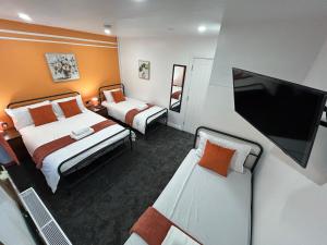 Minstead Lodge 5 Bedroom Large House inc 3 Twin Rooms B24 just off M6-J6 Free Street Parking 2 Showers Bath 2 WCs Fast Wi-Fi Garden Near Airport NEC Contractor HS2 Teams Weekly Stays Welcomed Best-in-Class