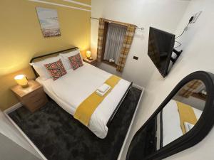 Minstead Houses 5 Bedroom Large House inc 3 Twin Rooms B24 just off M6-J6 Free Parking Driveway 2 Showers Bath 2 WCs Fast Wi-Fi Garden Airport NEC Contractor HS2 Teams Weekly Stays Welcomed Best-in-Class