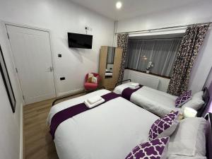 Minstead Lodge 5 Bedroom Large House inc 3 Twin Rooms B24 just off M6-J6 Free Street Parking 2 Showers Bath 2 WCs Fast Wi-Fi Garden Near Airport NEC Contractor HS2 Teams Weekly Stays Welcomed Best-in-Class