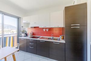 Bright Sea-View 1-Bedroom Apartment with Terrace & Private Garage 2 min Walk to Beach