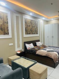 cozy noida studio, super comfy!!!!