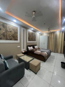 cozy noida studio, super comfy!!!!