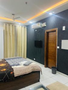 cozy noida studio, super comfy!!!!