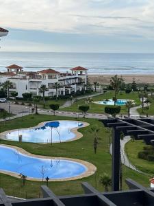 Beachfront Apartment in Assilah, Private Solarium, 4 Pools, Secure Residence, WiFi, Parking