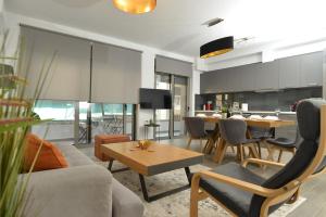 Luxury Suite & Steps to Metro & University & Quiet Center
