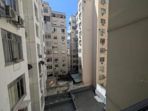 Studio compacto em Copacabana, reformado, com WiFi, Ar split, mini cozinha, a 250m da praia e 350m do metrô!