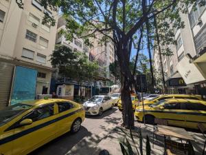 Studio compacto em Copacabana, reformado, com WiFi, Ar split, mini cozinha, a 250m da praia e 350m do metrô!