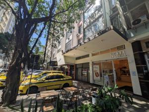 Studio compacto em Copacabana, reformado, com WiFi, Ar split, mini cozinha, a 250m da praia e 350m do metrô!