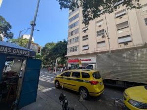Studio compacto em Copacabana, reformado, com WiFi, Ar split, mini cozinha, a 250m da praia e 350m do metrô!