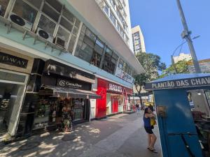 Studio compacto em Copacabana, reformado, com WiFi, Ar split, mini cozinha, a 250m da praia e 350m do metrô!