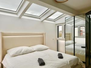 Luxury Rooftop Apartment with Balcony - 15 min to Center