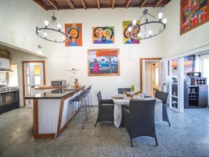 Colonial 2BR Apartment 2 mins walk to beach