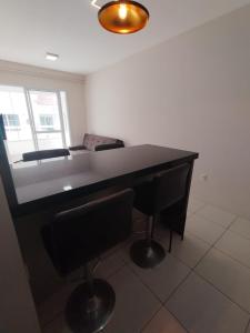 Um quarto, com ar, vaga coberta, piscina no condomínio