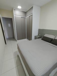 Um quarto, com ar, vaga coberta, piscina no condomínio