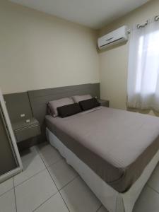 Um quarto, com ar, vaga coberta, piscina no condomínio