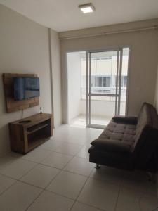 Um quarto, com ar, vaga coberta, piscina no condomínio