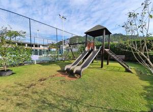 Um quarto, com ar, vaga coberta, piscina no condomínio