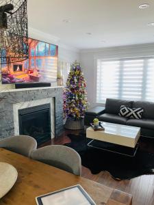 Beautiful Home with Hot tub by YYZ, 20min to CN Tower