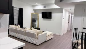 Modern Gold Oasis Spacious 3BR Close to Downtown