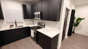 Modern Gold Oasis Spacious 3BR Close to Downtown