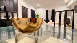 Modern Gold Oasis Spacious 3BR Close to Downtown