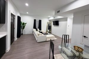 Modern Gold Oasis Spacious 3BR Close to Downtown