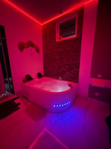 Suite GOLD by L Amaryllis I Jacuzzi & Sauna privé I Centre Béziers Arrivée autonome