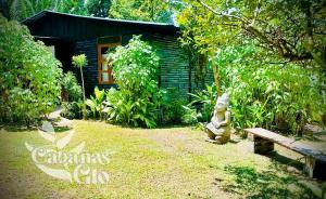 The Monkey Cabin, Walk to the beach!