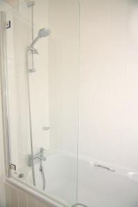 Spacious Double Room with Private Bathroom in Quiet Area Easy Access to Victoria & London Bridge