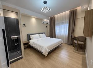 Prime Location - shared Bath