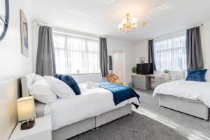 5 Rooms above Pub! Contractor Stay, Big Groups, Free Parking