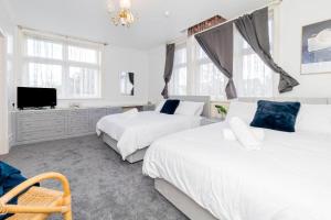 5 Rooms above Pub! Contractor Stay, Big Groups, Free Parking