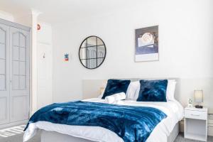 5 Rooms above Pub! Contractor Stay, Big Groups, Free Parking