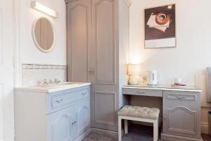 5 Rooms above Pub! Contractor Stay, Big Groups, Free Parking