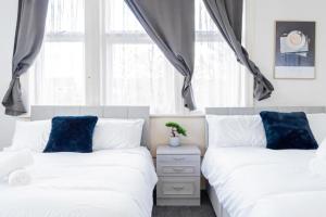 5 Rooms above Pub! Contractor Stay, Big Groups, Free Parking