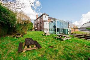 5 Rooms above Pub! Contractor Stay, Big Groups, Free Parking