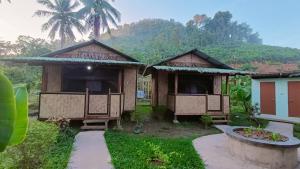 Tonys Country Glamping with chalet with private wash room accommodation