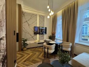 Family & Business Apartments Sienkiewicza Wesoła No 7 Centrum Downtown - PREMIUM SPA - 1 Bedroom with Private Sauna and Jacuzzi