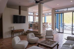 Casa Azul, Oceanfront Estate with Rooftop Deck