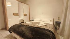 133 Sokratous, Black marble.