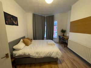 Large 4-Bed Home, Free Parking, Near City Center