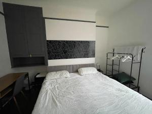 Large 4-Bed Home, Free Parking, Near City Center