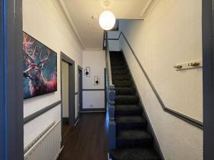 Large 4-Bed Home, Free Parking, Near City Center