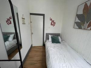 Large 4-Bed Home, Free Parking, Near City Center