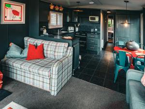 The Game Keeper - Uk50611