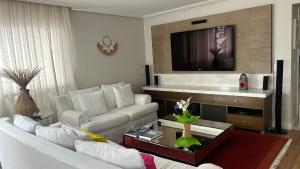Apartamento grande Jardins Oscar Freire
