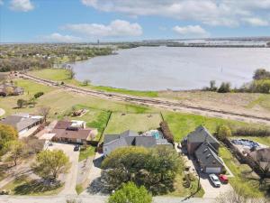 Lakeview 2BR 1B Guest Home with Hot Tub