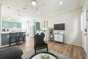 Lakeview 2BR 1B Guest Home with Hot Tub