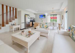 Private Pool Villa in Vistacana Close to Airport