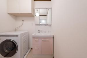 大阪駅まで1分 無料駐車場2台 寝室4部屋ベッド7台 最大11名利用